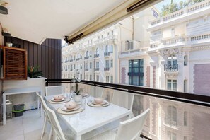 Outdoor dining - Carlton area: chic & new 2 beds/ 2 baths (Cannes)