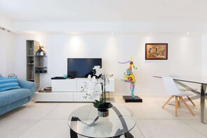 TV, offices - Carlton area: chic & new 2 beds/ 2 baths (Cannes)