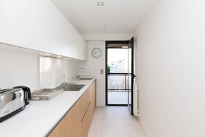 Kylskåp, mikrovågsugn, ugn och diskmaskin