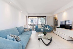 TV, offices - Carlton area: chic & new 2 beds/ 2 baths (Cannes)