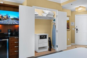 2 bedrooms, desk, iron/ironing board, WiFi