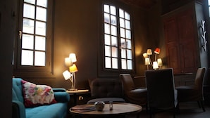 Lobby sitting area - Agapi (Le Puy-en-Velay)