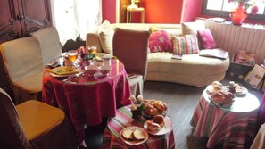 Breakfast area - Agapi (Le Puy-en-Velay)