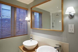 淋浴设施、吹风机、毛巾、卫生纸