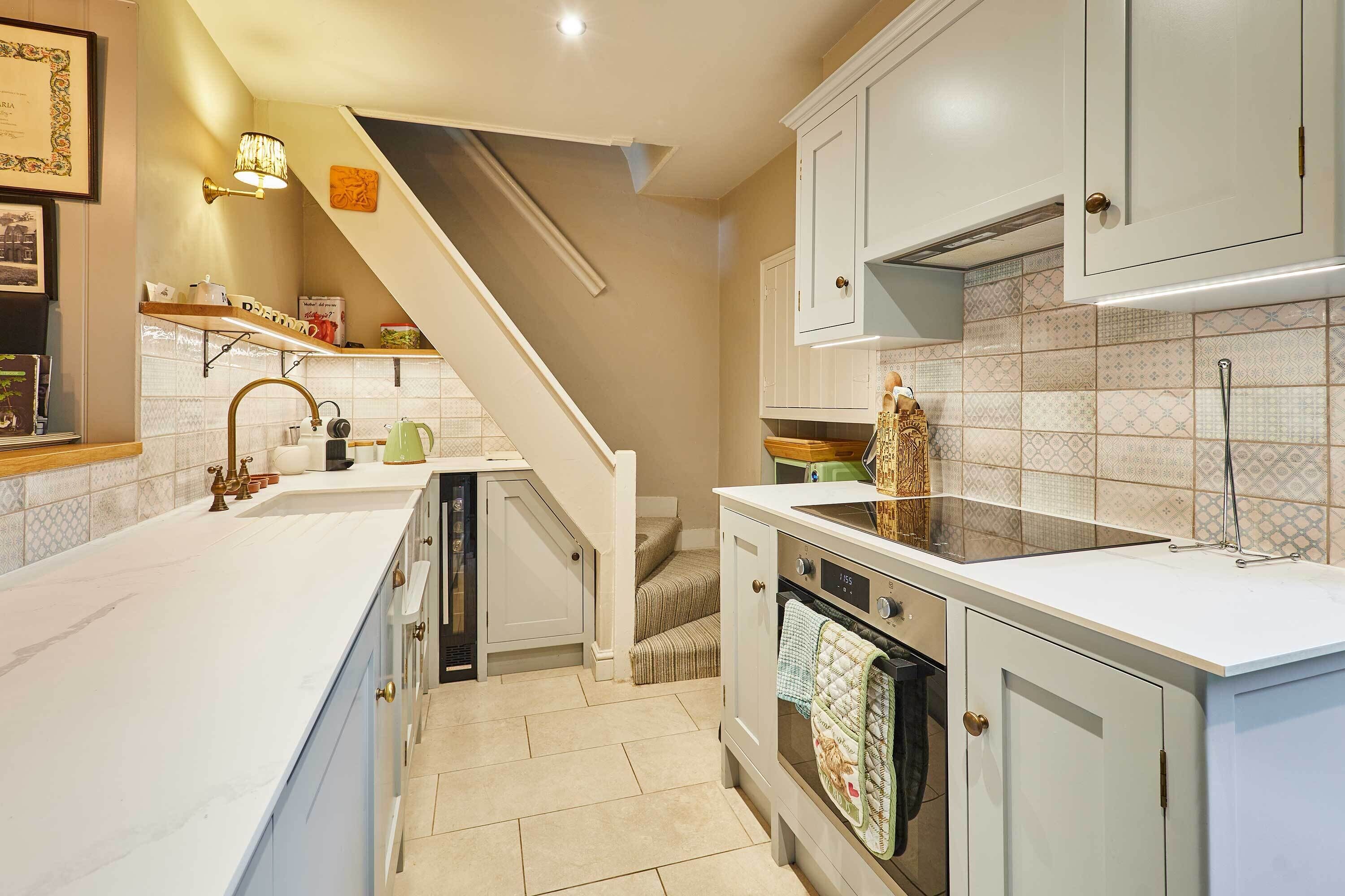 Coffee/tea maker, fridge, microwave, oven