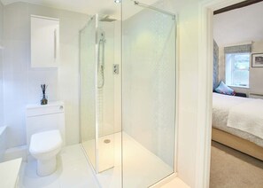 Shower, hair dryer, towels, shampoo