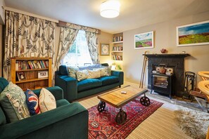 Flat-screen TV, books, offices - Host & Stay | Rosella Cottage (North Yorkshire)