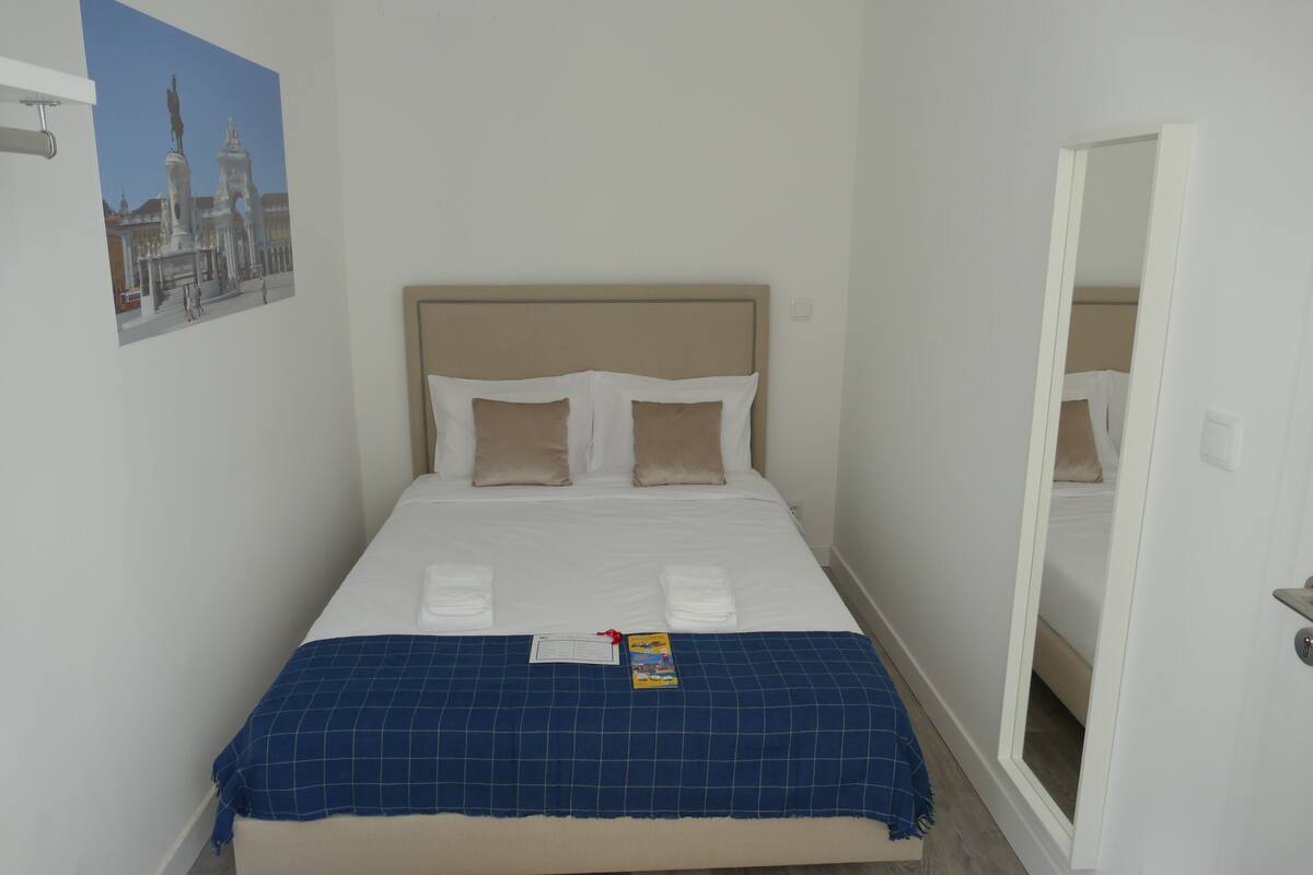 Standard Double Room, Shared Bathroom (Praça do Comércio) | Free WiFi