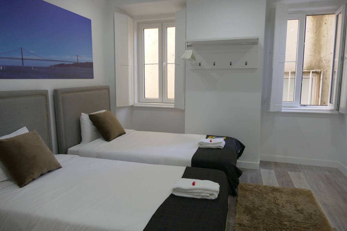 Standard Twin Room, Shared Bathroom (Torre de Belem) | Free WiFi