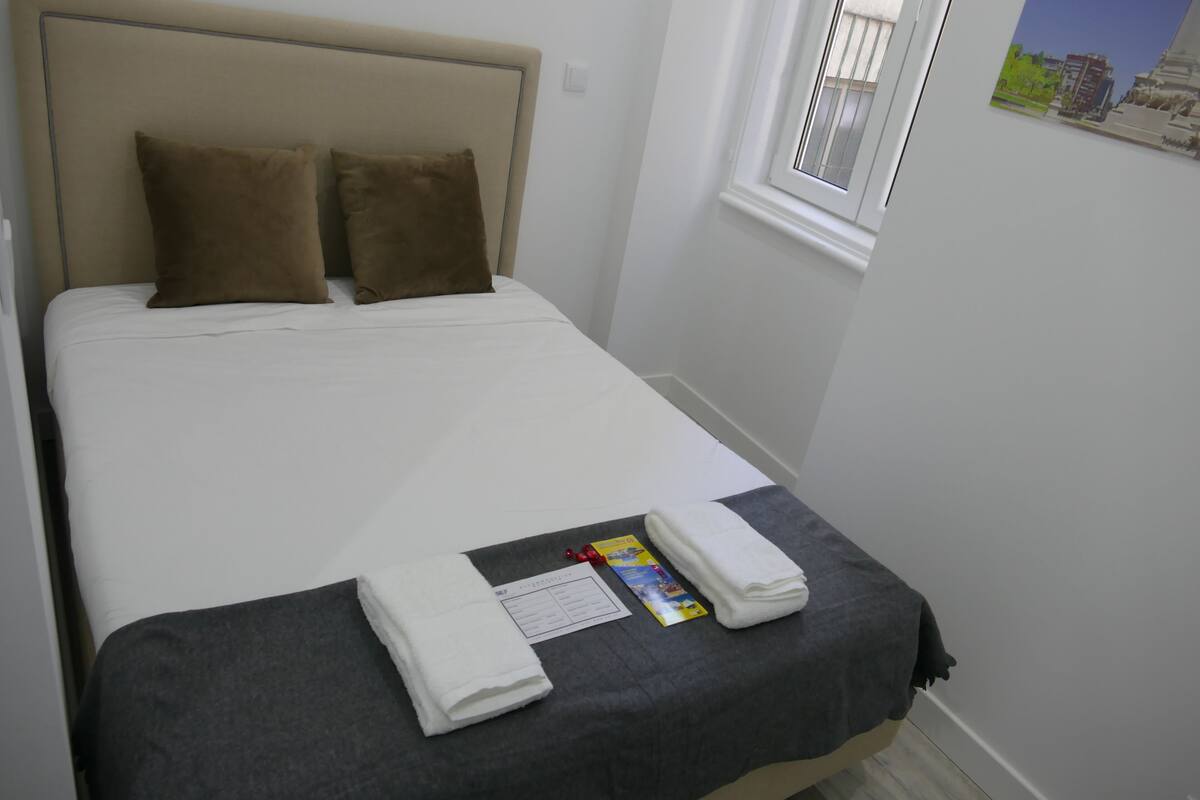 Standard Double Room, Shared Bathroom (Ponte 25 de Abril) | Free WiFi