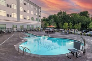 Outdoor pool, pool umbrellas, sun loungers - Cambria Hotel Nashville Airport (Nashville)