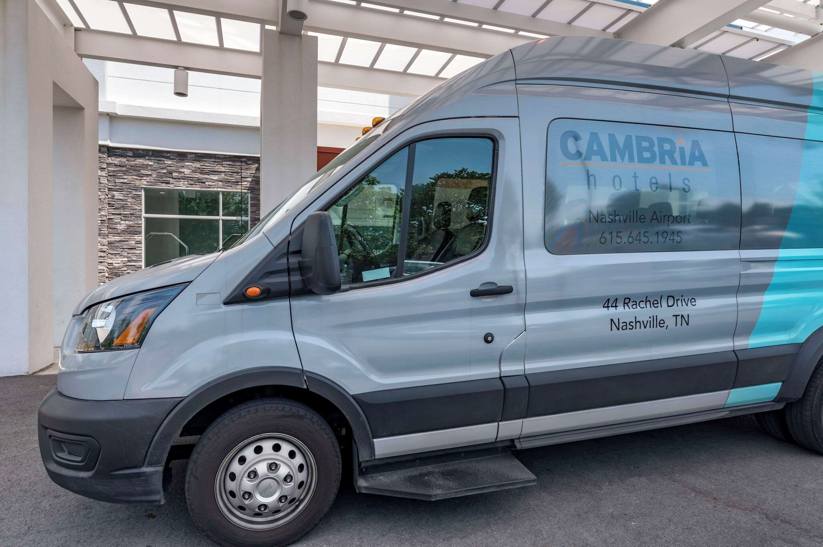 Una camioneta moderna con la marca 