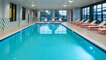 Inomhuspool och solstolar