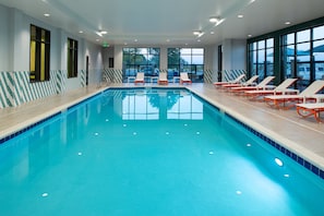 Inomhuspool och solstolar