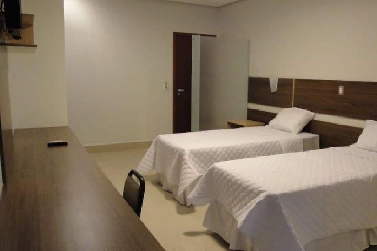 Habitación con 2 camas individuales | Minibar, insonorización, wifi gratis y ropa de cama 