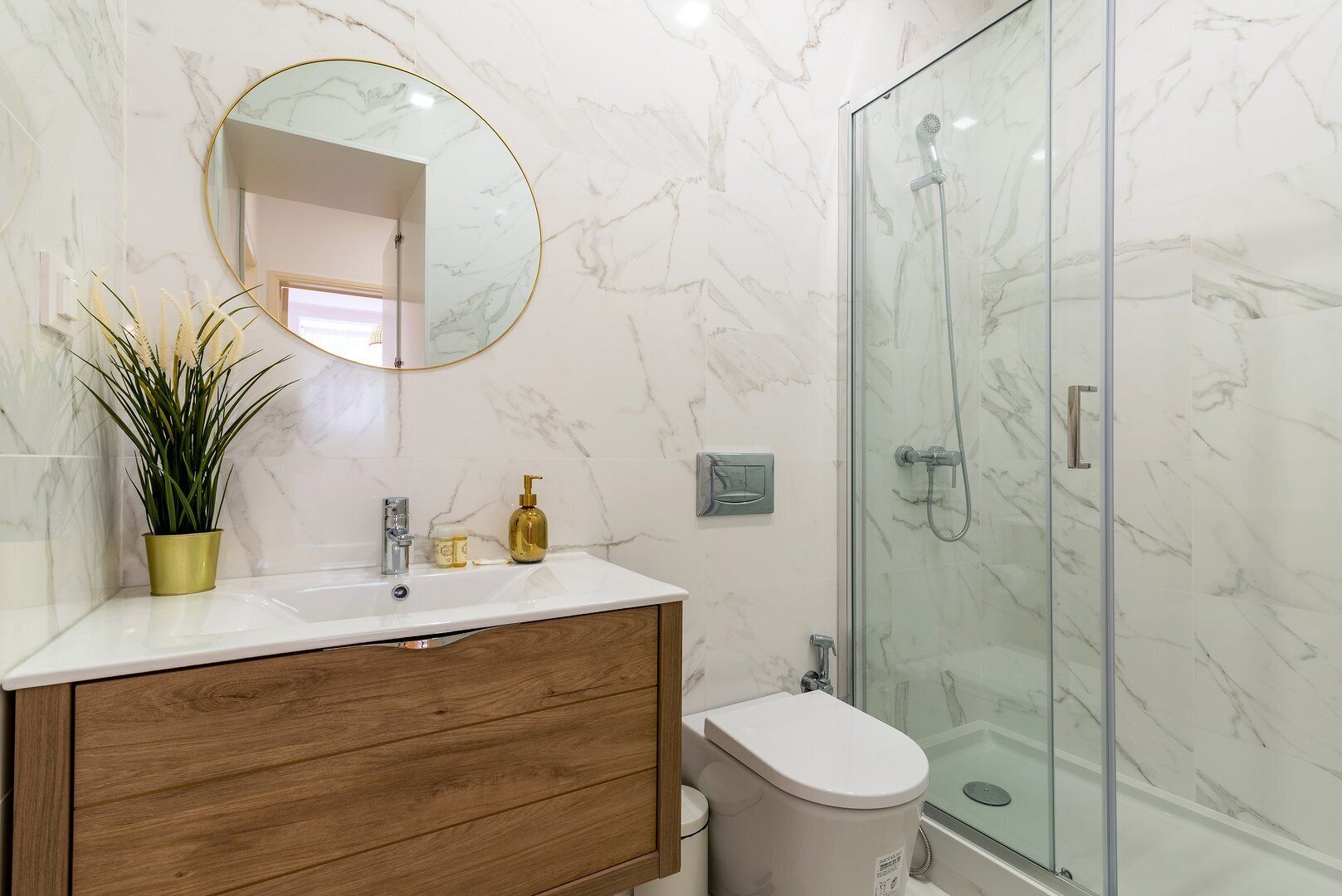 Dusche, kostenlose Toilettenartikel, Haartrockner, Handtücher