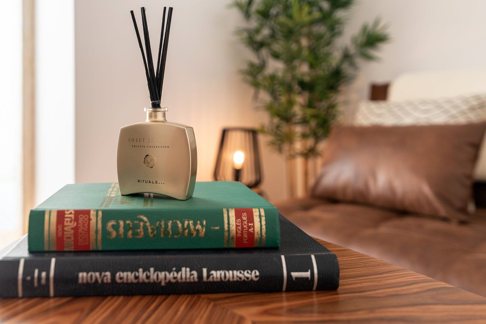 Une table avec un diffuseur et des livres.