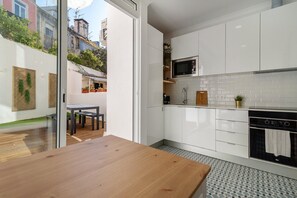 Fridge, microwave, oven, dishwasher - GuestReady - Dazzling stay with private terrace (Lisbon)