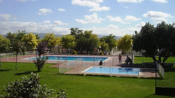 Una piscina al aire libre de temporada