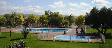 Una piscina al aire libre de temporada