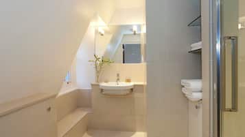 Combined shower/bathtub, hair dryer, towels, soap