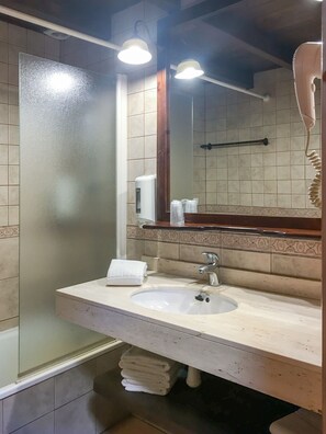 Duplex | Bathroom | Shower, hair dryer, towels, soap - Hotel Fonda Merce (Llívia)