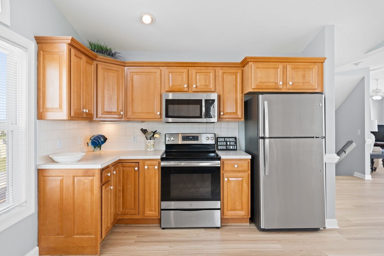 Kjøleskap, mikrobølgeovn, ovn og oppvaskmaskin