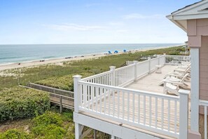 Property grounds - Stunning oceanfront house in Holden Beach with 4 bedrooms and modern amenities. (Holden Beach)