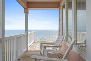Property grounds - Stunning oceanfront house in Holden Beach with 4 bedrooms and modern amenities. (Holden Beach)