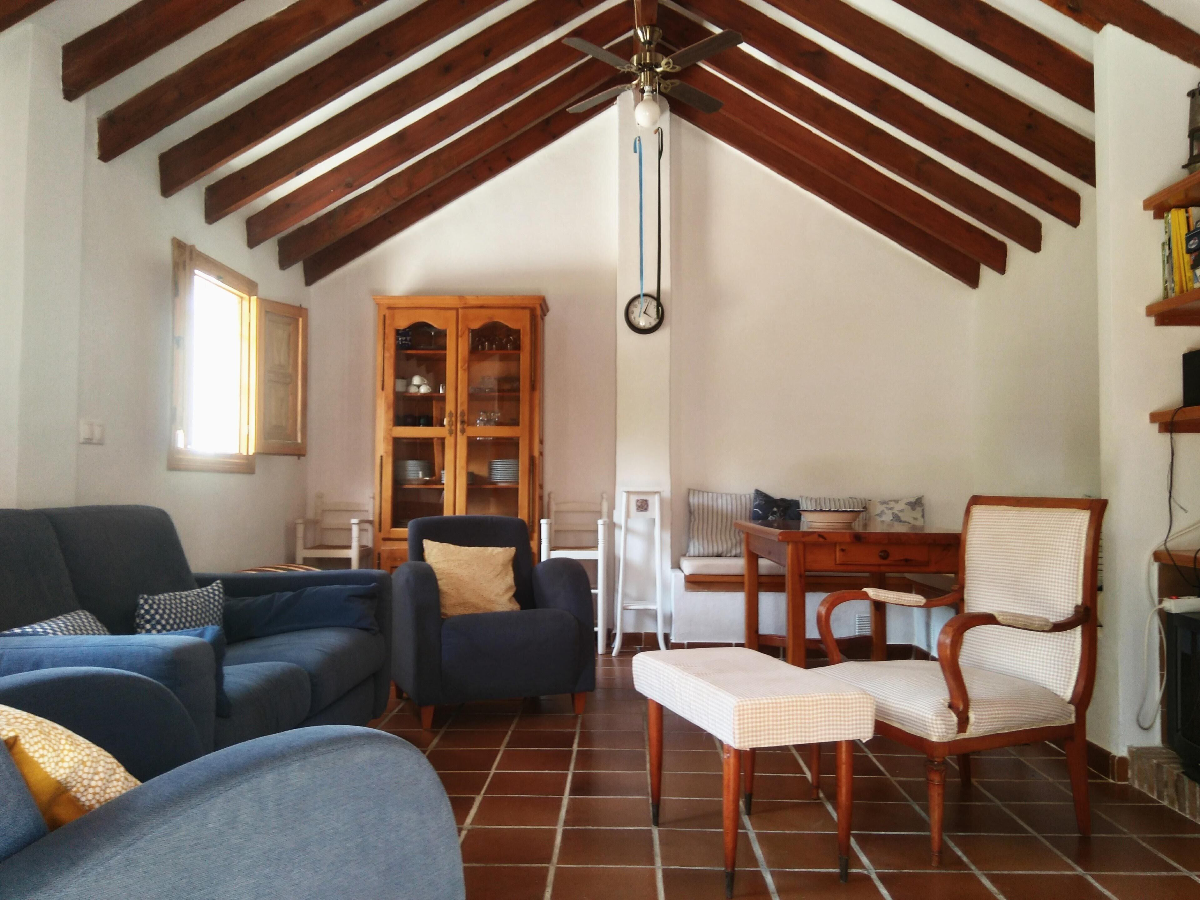 Een smart-tv, een open haard, een dvd-speler en boeken