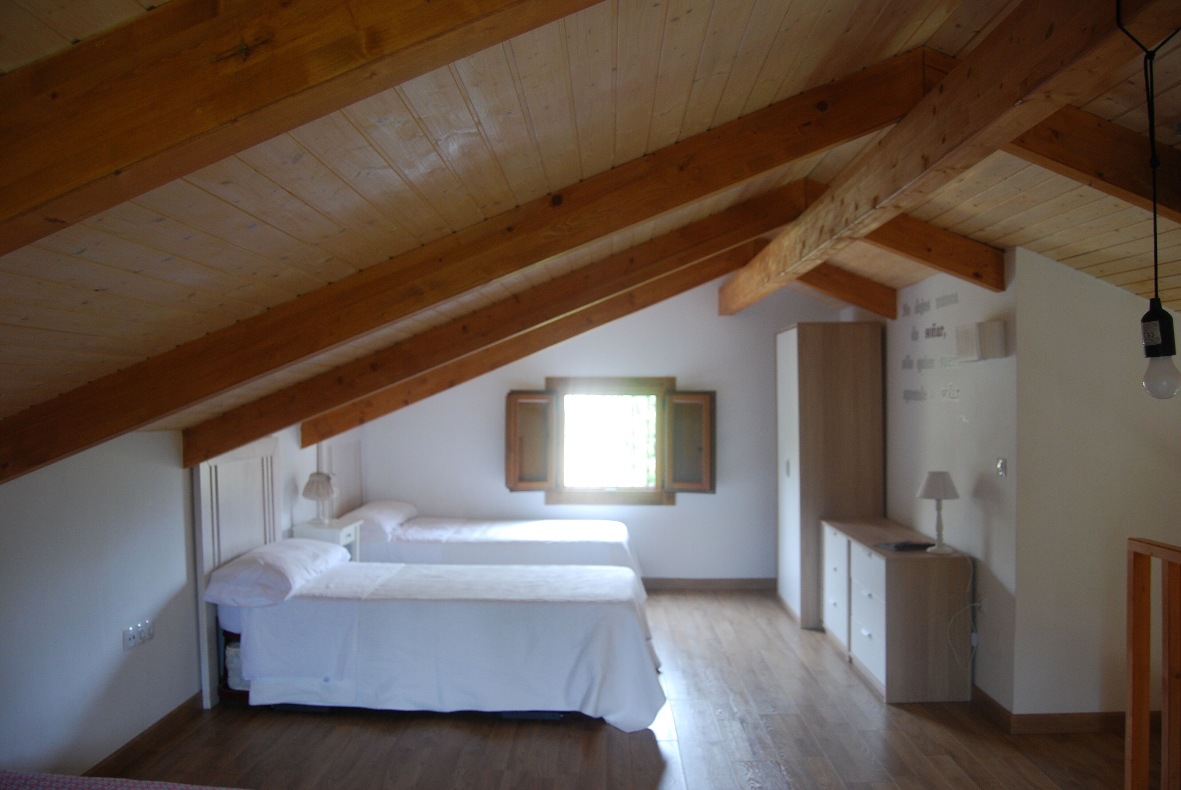 3 slaapkamers, een strijkplank/strijkijzer, reisbedje, gratis wifi