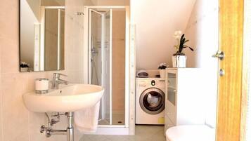 Dusche, Haartrockner, Bidet, Handtücher