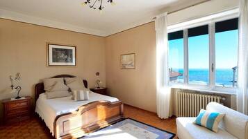 4 bedrooms, desk, iron/ironing board, travel crib