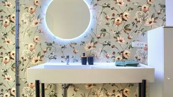 Dusche, Haartrockner, Bidet, Handtücher