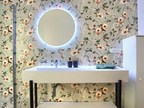 Dusche, Haartrockner, Bidet, Handtücher