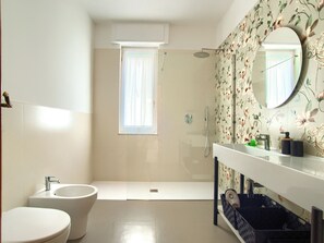 Bruser, hårtørrer, bidet, håndklæder