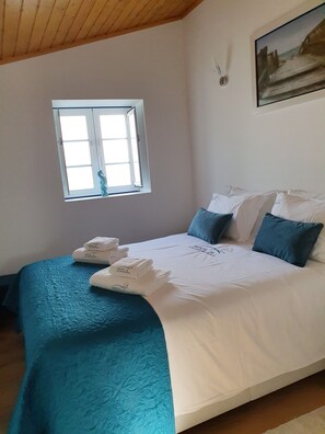 1 chambre, fer et planche à repasser, lit de bébé portatif