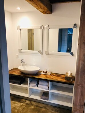 奢華客房, 三溫暖 (Het Hofhuis) | 浴室 | 淋浴設備、淋浴花灑、免費盥洗用品、吹風機