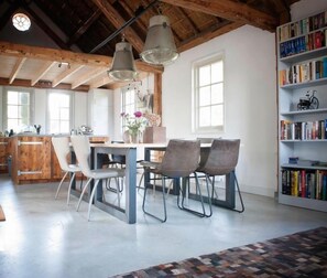 Kühlschrank, Herdplatte, Espressomaschine