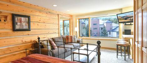 Tabla de planchar con plancha, wifi y ropa de cama