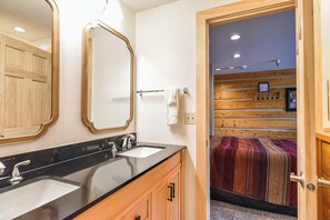 Combined shower/bathtub, free toiletries, hair dryer