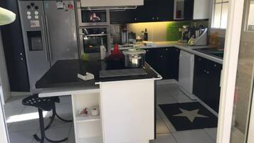 Een koelkast, een oven, een waterkoker