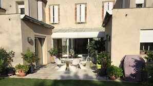 A courtyard with a patio area, outdoor furniture, and potted plants. - Au 120 (Albi)