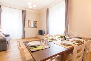 Appartamento Superior, 3 camere da letto | Pasti in camera