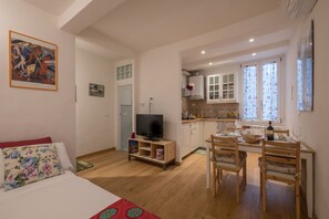 Departamento estándar, 1 habitación | Cocina privada | Refrigerador con congelador, microondas y parrilla de estufa 