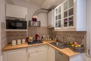 Departamento estándar, 1 habitación | Cocina privada | Refrigerador con congelador, microondas y parrilla de estufa 