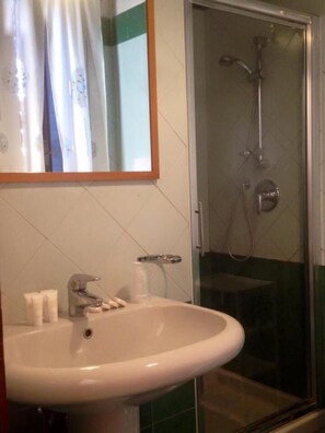 Douche, sèche-cheveux, bidet, serviettes fournies