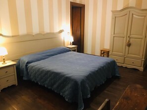 Escrivaninha, Wi-Fi de cortesia, roupa de cama