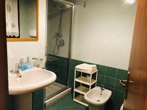 Shower, hair dryer, bidet, towels - Al Ponte B&B (Padova)