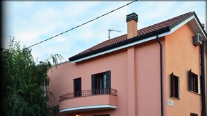 A two-story building with a balcony on the ground floor. - Al Ponte B&B (Padova)